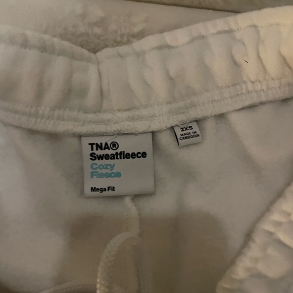 ARITZIA cozy fleece cargo sweatshort - Picture 3 of 3